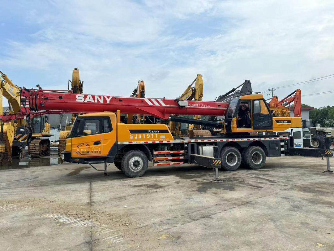 SANY STC250 25 Ton Truck Crane XCMG ZOOMLION TADANO KOBELCO 25T 50T 80T 100T 120T 200T 220T 240T 300T Crane for Sale - Autódaru: 2 kép. SANY STC250 25 Ton Truck Crane XCMG ZOOMLION TADANO KOBELCO 25T 50T 80T 100T 120T 200T 220T 240T 300T Crane for Sale - Autódaru: 2 kép.
