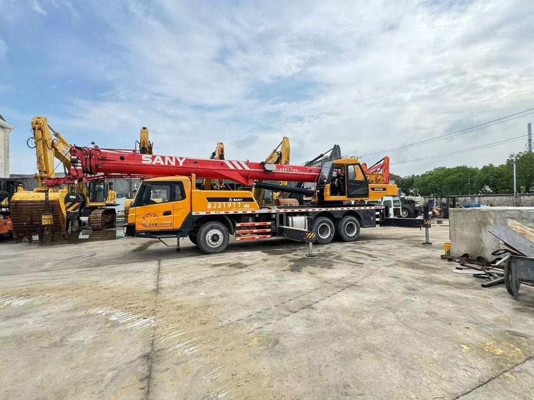 Sany 25 Ton Used Truck Crane 50 Ton 70 Ton 80 Ton 100 Ton 120 Ton 200 Ton 220Ton 240 Ton 300 Ton XCMG Zoomlion Liebherr Tadano Truck Crane - Autódaru: 4 kép. Sany 25 Ton Used Truck Crane 50 Ton 70 Ton 80 Ton 100 Ton 120 Ton 200 Ton 220Ton 240 Ton 300 Ton XCMG Zoomlion Liebherr Tadano Truck Crane - Autódaru: 4 kép.