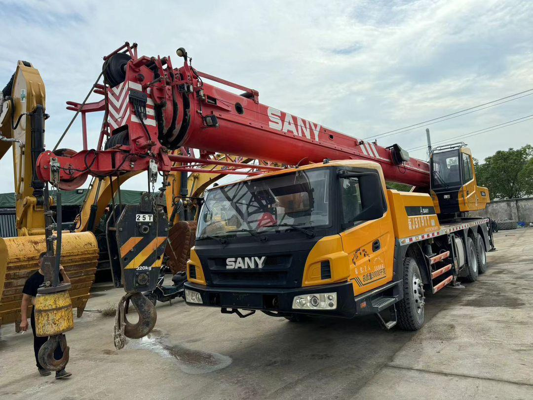Sany 25 Ton Used Truck Crane 50 Ton 70 Ton 80 Ton 100 Ton 120 Ton 200 Ton 220Ton 240 Ton 300 Ton XCMG Zoomlion Liebherr Tadano Truck Crane - Autódaru: 5 kép. Sany 25 Ton Used Truck Crane 50 Ton 70 Ton 80 Ton 100 Ton 120 Ton 200 Ton 220Ton 240 Ton 300 Ton XCMG Zoomlion Liebherr Tadano Truck Crane - Autódaru: 5 kép.