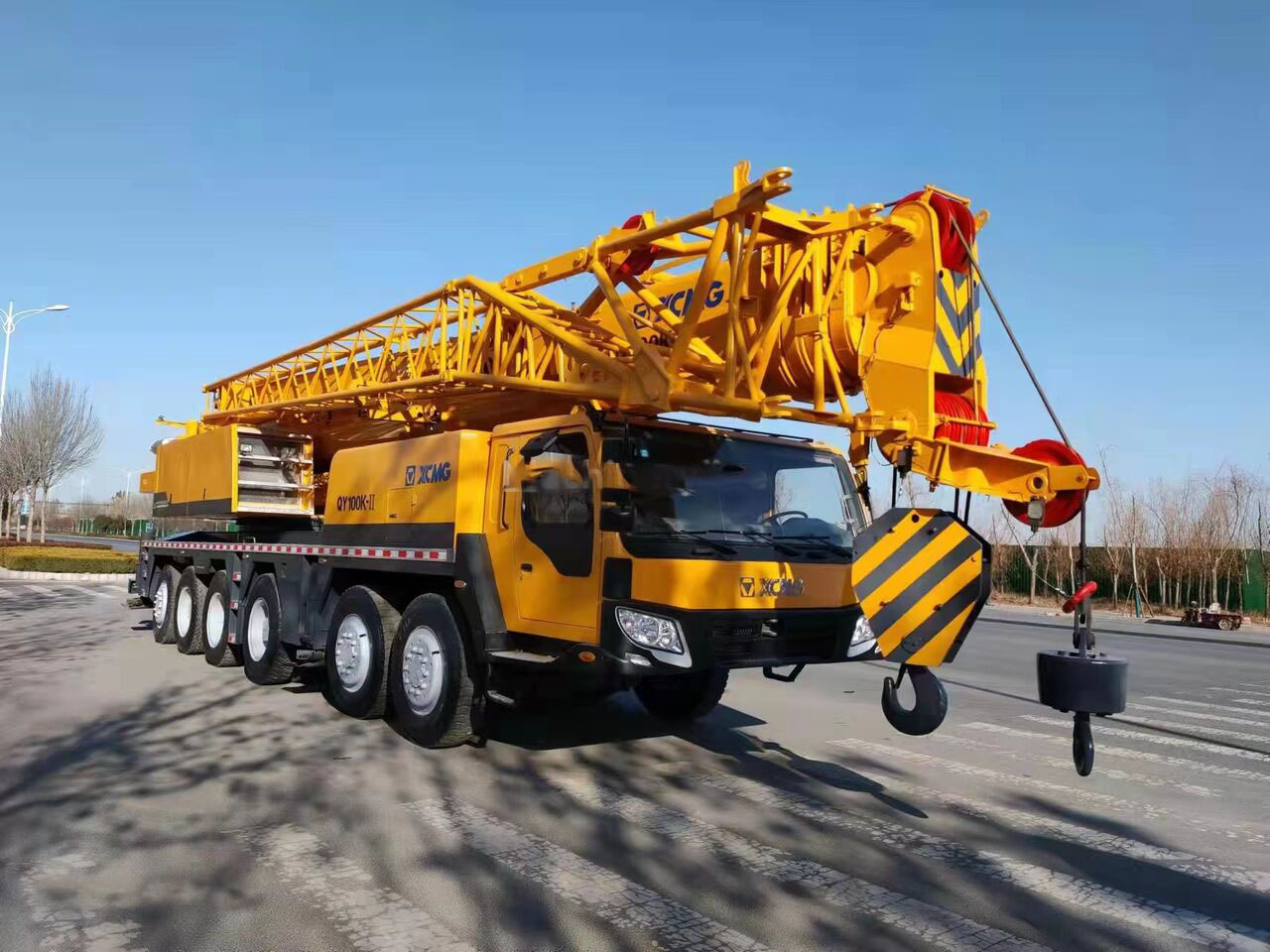 XCMG 100 Ton used truck crane QY100 with 68 meter telescopic boom on sale - Autódaru: 4 kép. XCMG 100 Ton used truck crane QY100 with 68 meter telescopic boom on sale - Autódaru: 4 kép.