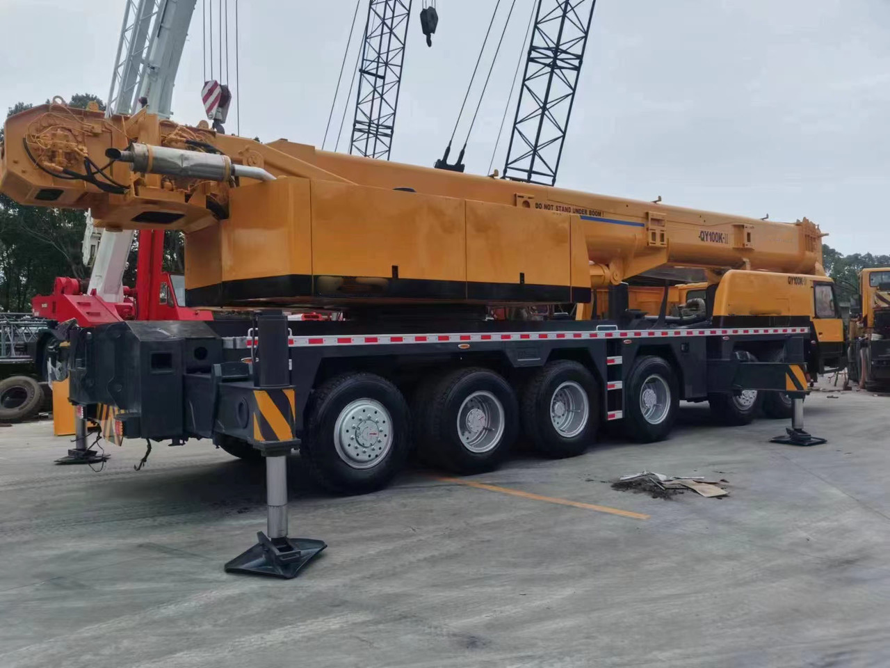 XCMG 100 Ton used truck crane QY100 with 68 meter telescopic boom on sale - Autódaru: 2 kép. XCMG 100 Ton used truck crane QY100 with 68 meter telescopic boom on sale - Autódaru: 2 kép.