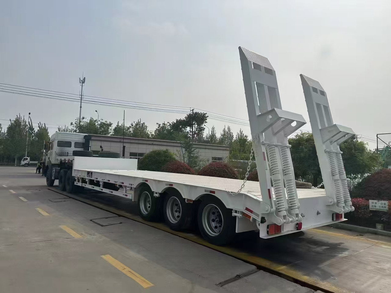 ZHICHENG Semi Flat Bed Low Bed Lowboy bed truck in New or Used Condition and various Size for Sale - Félpótkocsi mélybölcsős: 1 kép. ZHICHENG Semi Flat Bed Low Bed Lowboy bed truck in New or Used Condition and various Size for Sale - Félpótkocsi mélybölcsős: 1 kép.