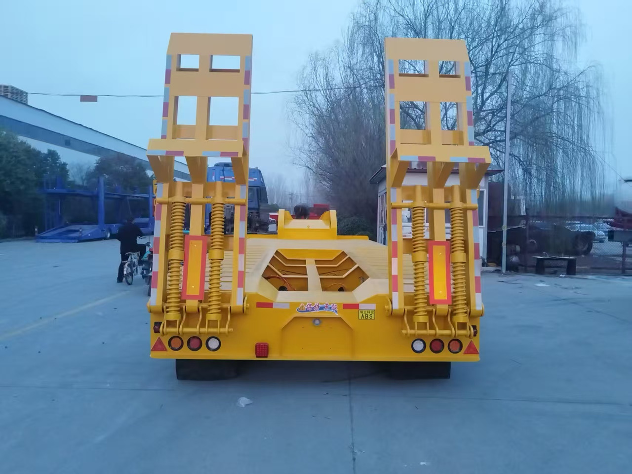ZHICHENG Semi Flat Bed New or Used Low Bed in Length 8m,10,12m, 14m, 16m - Félpótkocsi mélybölcsős: 3 kép. ZHICHENG Semi Flat Bed New or Used Low Bed in Length 8m,10,12m, 14m, 16m - Félpótkocsi mélybölcsős: 3 kép.