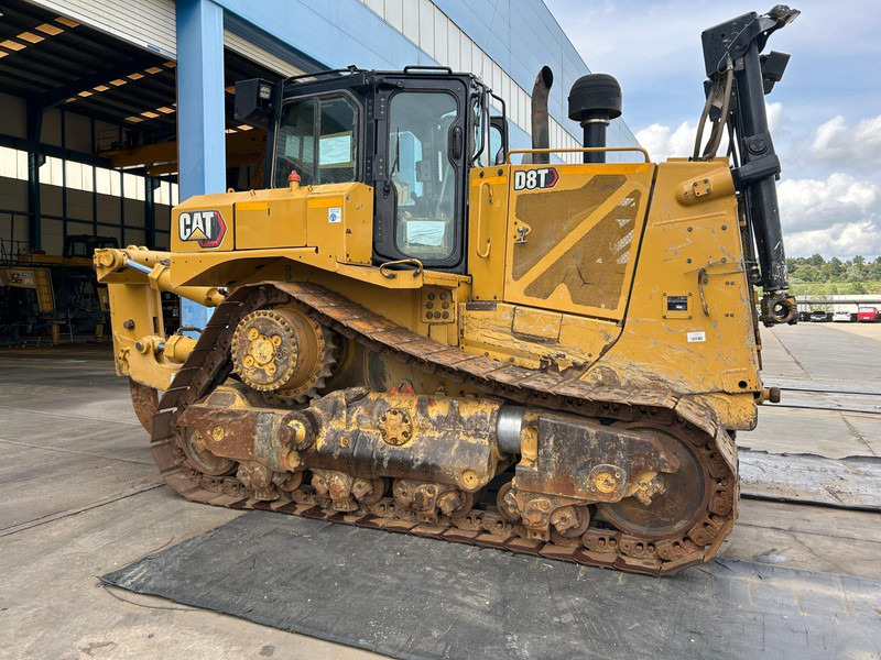 Caterpillar D8T - Buldózer: 2 kép. Caterpillar D8T - Buldózer: 2 kép.