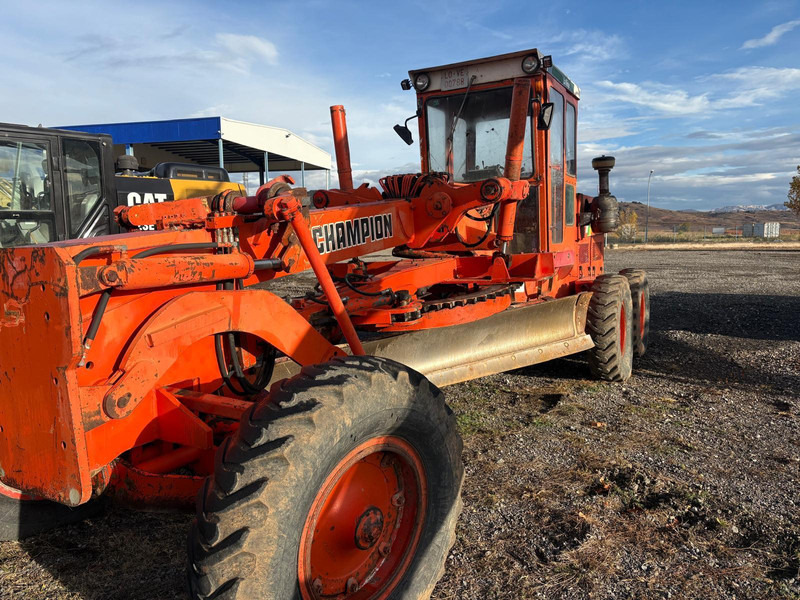 Champion D720 - Gréder: 1 kép. Champion D720 - Gréder: 1 kép.