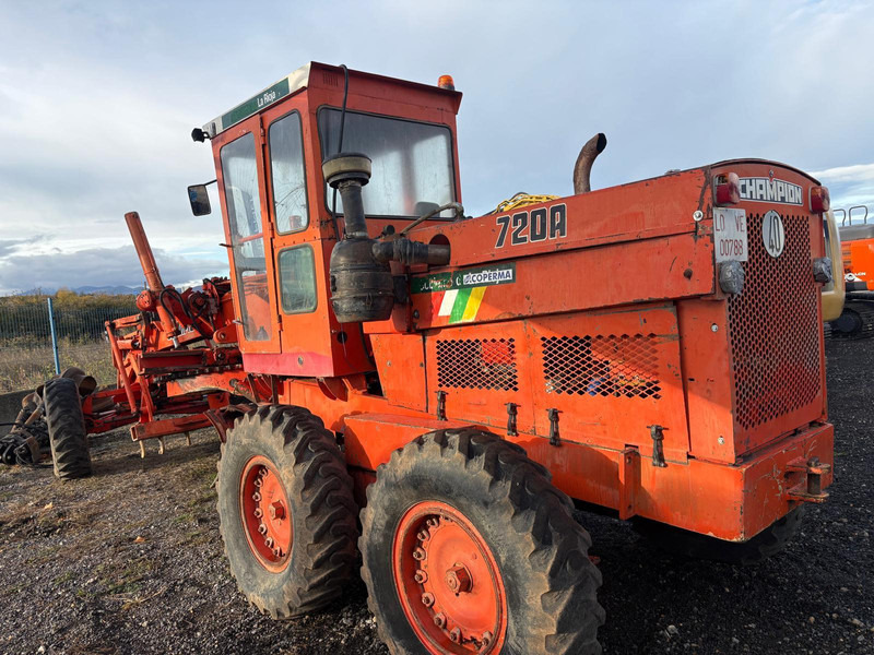 Champion D720 - Gréder: 2 kép. Champion D720 - Gréder: 2 kép.