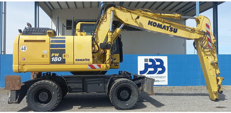 Komatsu PW180-10 - Gumikerekes kotró: 2 kép. Komatsu PW180-10 - Gumikerekes kotró: 2 kép.