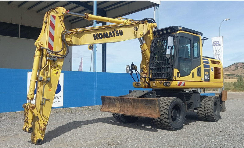 Komatsu PW180-10 - Gumikerekes kotró: 3 kép. Komatsu PW180-10 - Gumikerekes kotró: 3 kép.