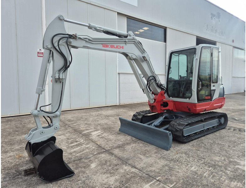 Takeuchi TB250 - Minikotró: 3 kép. Takeuchi TB250 - Minikotró: 3 kép.