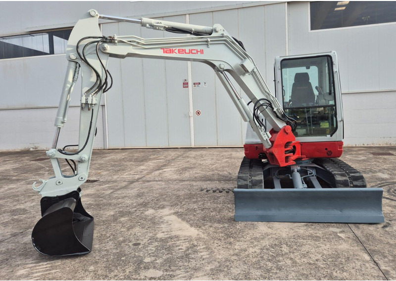 Takeuchi TB250 - Minikotró: 4 kép. Takeuchi TB250 - Minikotró: 4 kép.