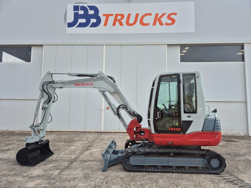 Takeuchi TB250 - Minikotró: 1 kép. Takeuchi TB250 - Minikotró: 1 kép.
