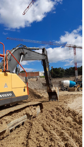 Volvo EC220EL - Lánctalpas kotró: 4 kép. Volvo EC220EL - Lánctalpas kotró: 4 kép.