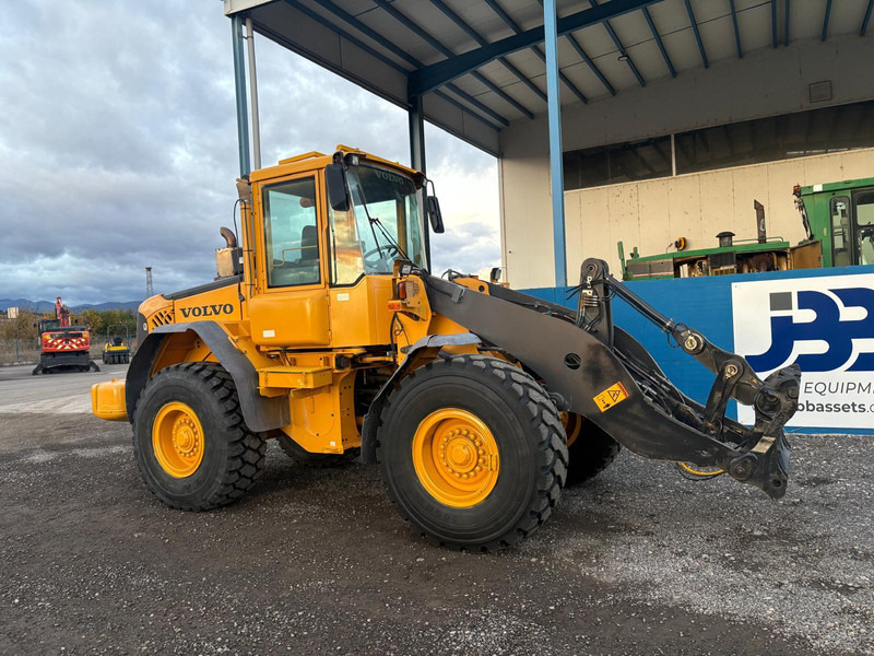 Volvo L70E - Gumikerekes homlokrakodó: 3 kép. Volvo L70E - Gumikerekes homlokrakodó: 3 kép.