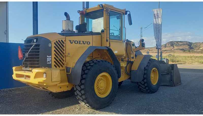 Volvo L70E - Gumikerekes homlokrakodó: 2 kép. Volvo L70E - Gumikerekes homlokrakodó: 2 kép.