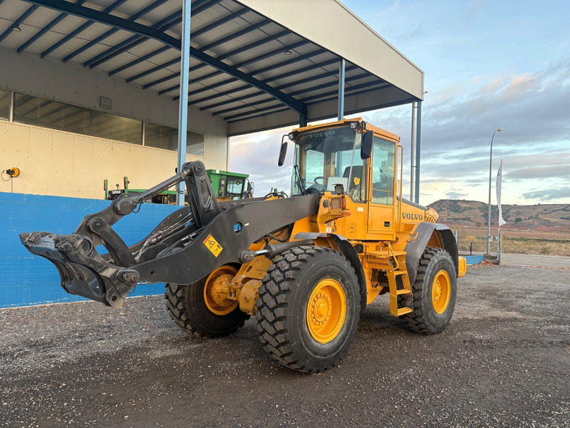 Volvo L70E - Gumikerekes homlokrakodó: 2 kép. Volvo L70E - Gumikerekes homlokrakodó: 2 kép.