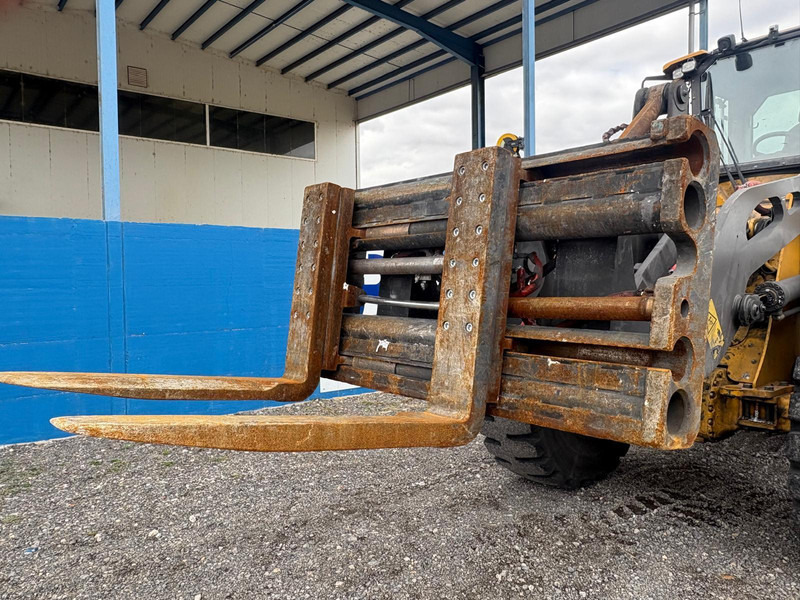 Volvo L70H - Gumikerekes homlokrakodó: 5 kép. Volvo L70H - Gumikerekes homlokrakodó: 5 kép.