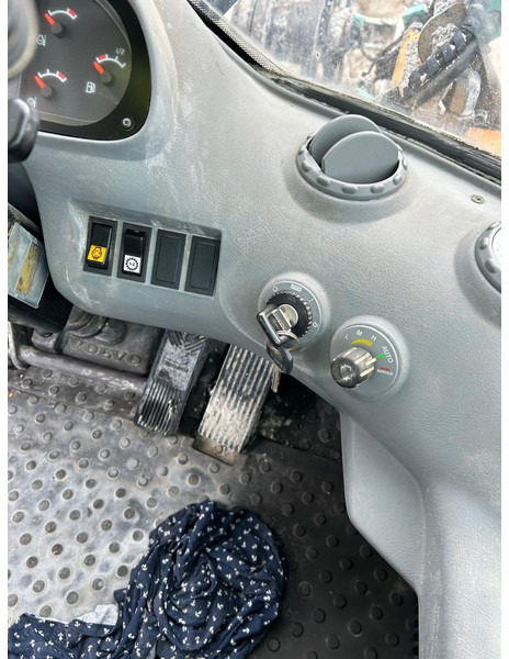 Volvo L90E - Gumikerekes homlokrakodó: 5 kép. Volvo L90E - Gumikerekes homlokrakodó: 5 kép.