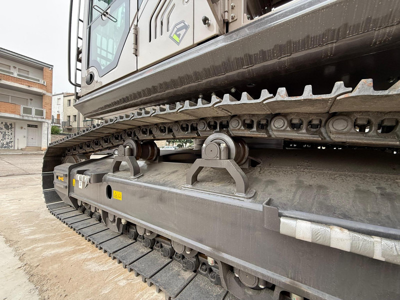 Zoomlion ZE335G - Lánctalpas kotró: 3 kép. Zoomlion ZE335G - Lánctalpas kotró: 3 kép.