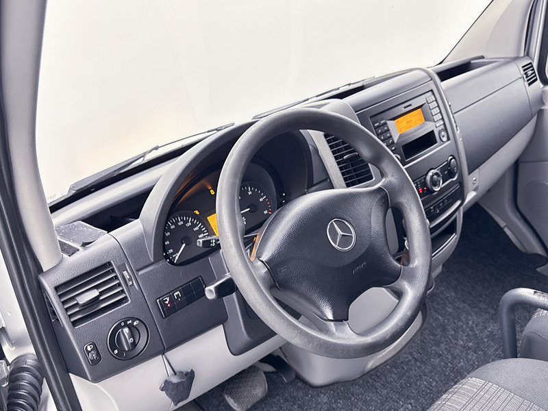 Mercedes-Benz Sprinter 316 2.2 CDI Bakwagen Meubelbak met Laadklep D'Hollandia Cruise Control Zijdeur - Dobozos kisteherautó: 4 kép. Mercedes-Benz Sprinter 316 2.2 CDI Bakwagen Meubelbak met Laadklep D'Hollandia Cruise Control Zijdeur - Dobozos kisteherautó: 4 kép.