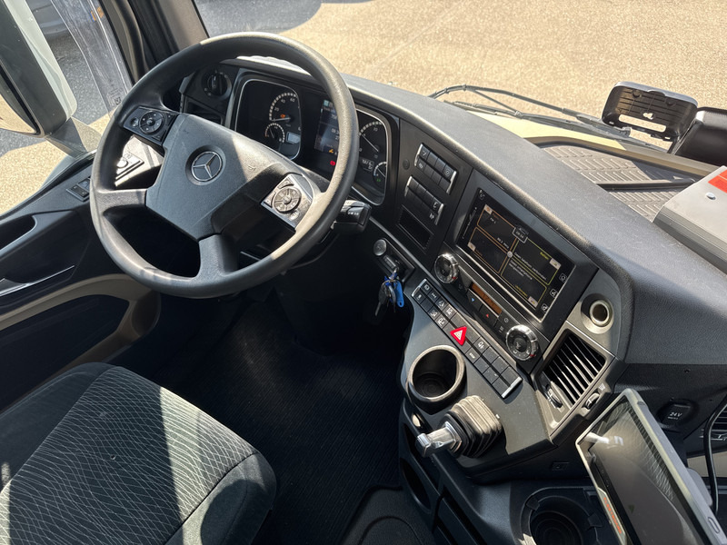 Mercedes-Benz Actros 1848 LS GIGA SPACE Lowliner - Nyergesvontató: 4 kép. Mercedes-Benz Actros 1848 LS GIGA SPACE Lowliner - Nyergesvontató: 4 kép.