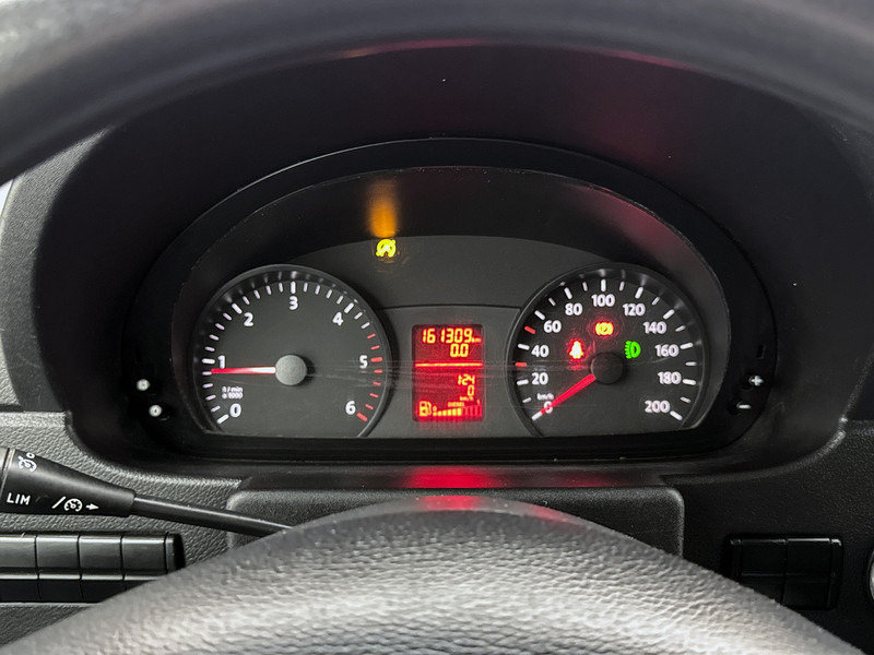 Volkswagen Crafter 35 2.0 TDI L1H1 2x schuifdeur Inrichting Lucht geveerde stoel Cruise control Airco - Furgon: 5 kép. Volkswagen Crafter 35 2.0 TDI L1H1 2x schuifdeur Inrichting Lucht geveerde stoel Cruise control Airco - Furgon: 5 kép.