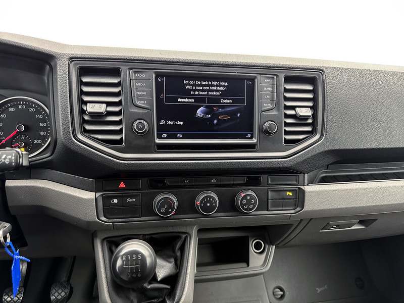 Volkswagen Crafter 35 2.0 TDI L3H3 Navigatie Inrichting Achteruitrijcamera met sensoren Cruise control - Furgon: 5 kép. Volkswagen Crafter 35 2.0 TDI L3H3 Navigatie Inrichting Achteruitrijcamera met sensoren Cruise control - Furgon: 5 kép.