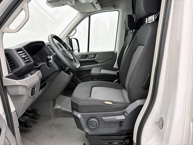 Volkswagen Crafter 35 2.0 TDI L3H3 Navigatie Inrichting Achteruitrijcamera met sensoren Cruise control - Furgon: 4 kép. Volkswagen Crafter 35 2.0 TDI L3H3 Navigatie Inrichting Achteruitrijcamera met sensoren Cruise control - Furgon: 4 kép.