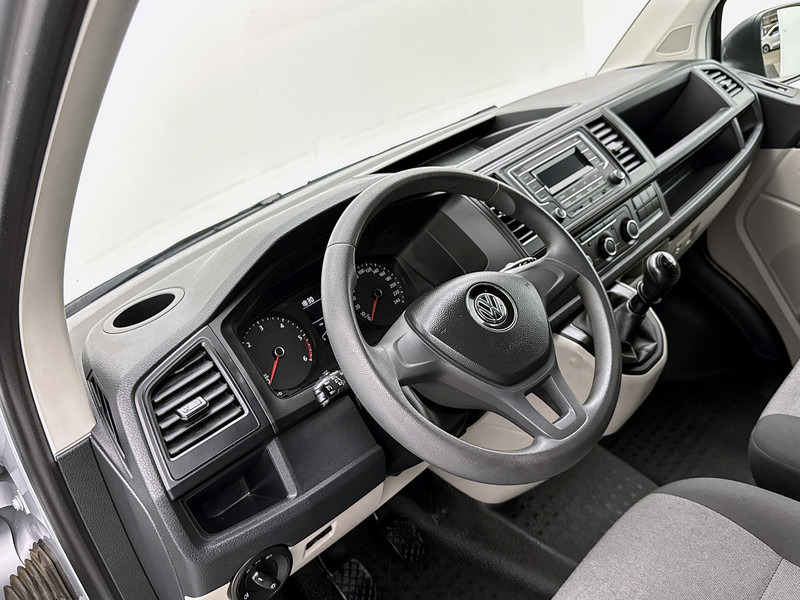 Volkswagen Transporter 2.0 TDI L1H1 Imperiaal Cruise control Airco Betimmering - Kis furgon: 4 kép. Volkswagen Transporter 2.0 TDI L1H1 Imperiaal Cruise control Airco Betimmering - Kis furgon: 4 kép.