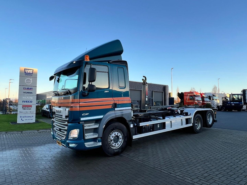 DAF CF85 6x2 containersysteem Only 350.000km / HIAB XR 26S Haakarmsyteem - Horgos rakodó teherautó: 1 kép. DAF CF85 6x2 containersysteem Only 350.000km / HIAB XR 26S Haakarmsyteem - Horgos rakodó teherautó: 1 kép.