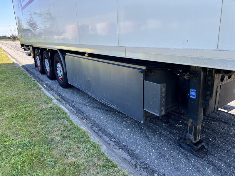Kögel 3 - assige koeloplegger Carrier vector 1550 - Félpótkocsi hűtős: 4 kép. Kögel 3 - assige koeloplegger Carrier vector 1550 - Félpótkocsi hűtős: 4 kép.