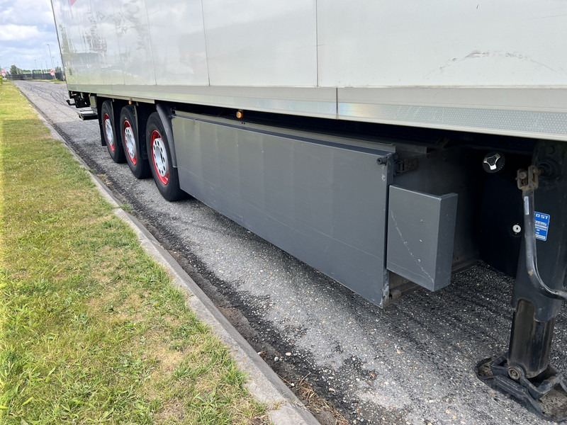 Kögel 3 - assige koeloplegger Carrier vector 1550 - Félpótkocsi hűtős: 4 kép. Kögel 3 - assige koeloplegger Carrier vector 1550 - Félpótkocsi hűtős: 4 kép.