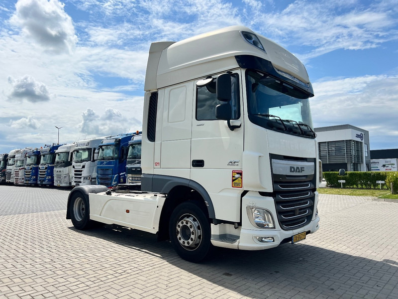 DAF XF 460 4x2 Trekker SSC / 2x Tank / full spoiler - Nyergesvontató: 3 kép. DAF XF 460 4x2 Trekker SSC / 2x Tank / full spoiler - Nyergesvontató: 3 kép.