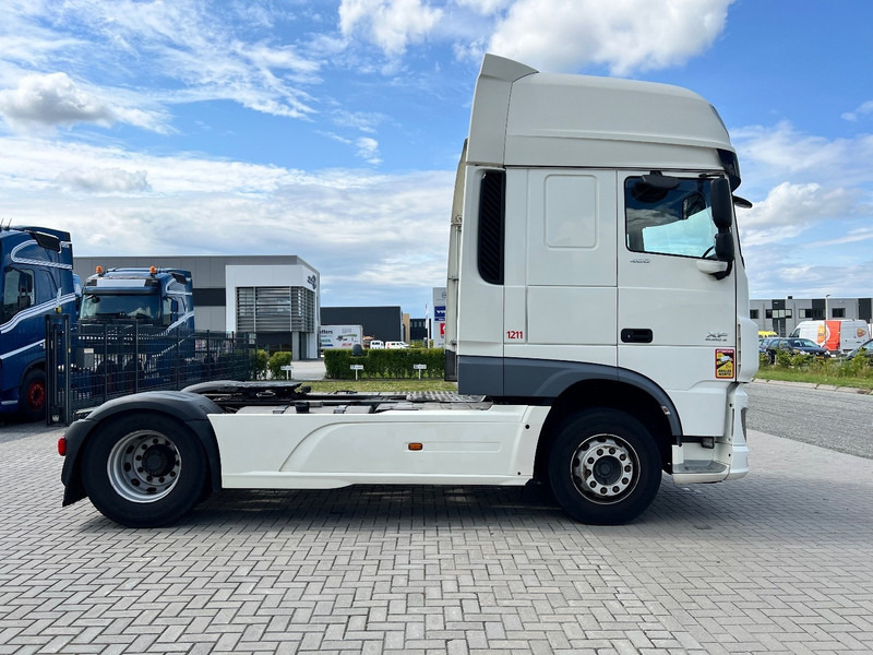 DAF XF 460 4x2 Trekker SSC / 2x Tank / full spoiler - Nyergesvontató: 4 kép. DAF XF 460 4x2 Trekker SSC / 2x Tank / full spoiler - Nyergesvontató: 4 kép.