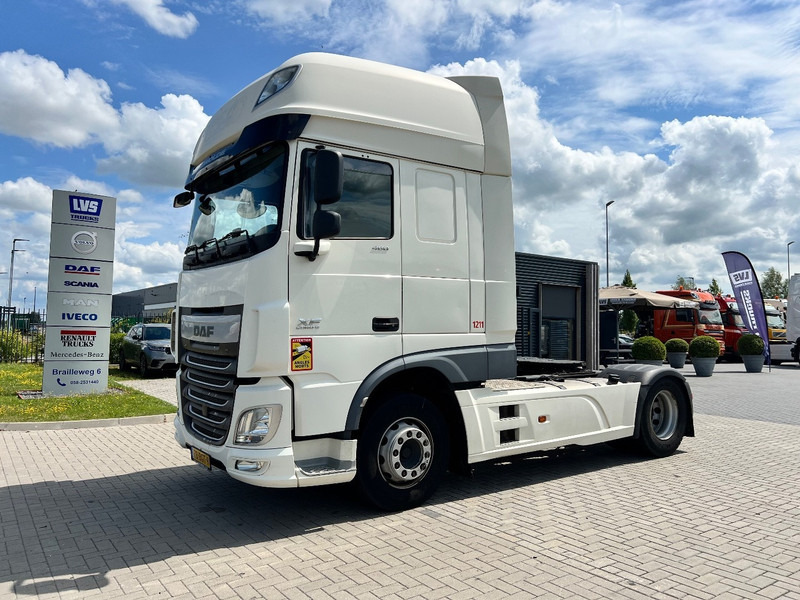 DAF XF 460 4x2 Trekker SSC / 2x Tank / full spoiler - Nyergesvontató: 1 kép. DAF XF 460 4x2 Trekker SSC / 2x Tank / full spoiler - Nyergesvontató: 1 kép.
