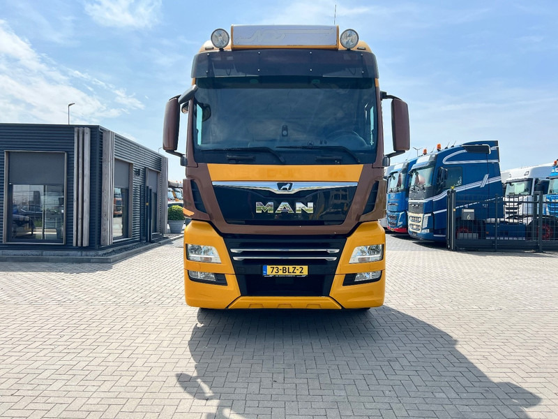 MAN TGX 26.500 6x2 Trekker XXL / 6x2 / Steering axle - Nyergesvontató: 2 kép. MAN TGX 26.500 6x2 Trekker XXL / 6x2 / Steering axle - Nyergesvontató: 2 kép.