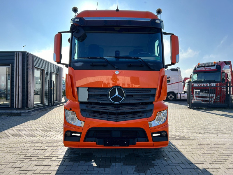 Mercedes-Benz Actros 1836 4x2 trekker - Nyergesvontató: 2 kép. Mercedes-Benz Actros 1836 4x2 trekker - Nyergesvontató: 2 kép.