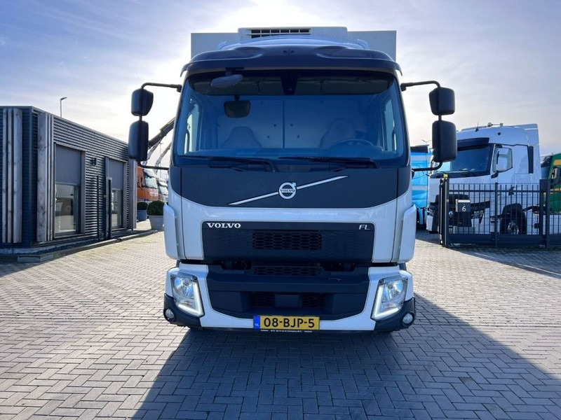 Volvo FL 250 4x2 Koelwagen Thermo king V600 / Tailgate Dhollandia 2000kg - Hűtős teherautó: 2 kép. Volvo FL 250 4x2 Koelwagen Thermo king V600 / Tailgate Dhollandia 2000kg - Hűtős teherautó: 2 kép.