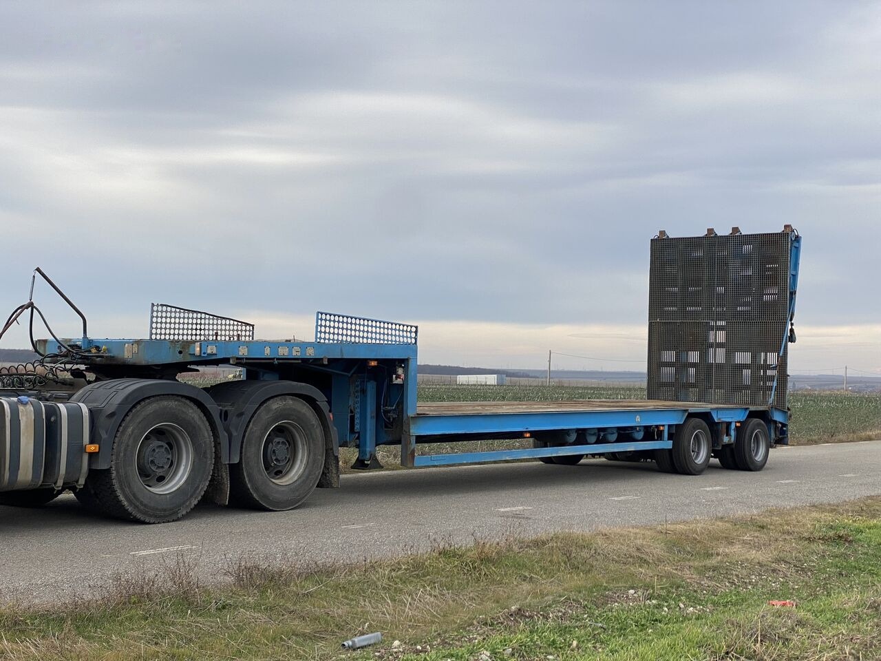 Goldhofer GOLDHOFFER STZ - L2 - 23/80 Trailer Agabaritic 2 VIRATOARE : 2 S - Félpótkocsi mélybölcsős: 3 kép. Goldhofer GOLDHOFFER STZ - L2 - 23/80 Trailer Agabaritic 2 VIRATOARE : 2 S - Félpótkocsi mélybölcsős: 3 kép.