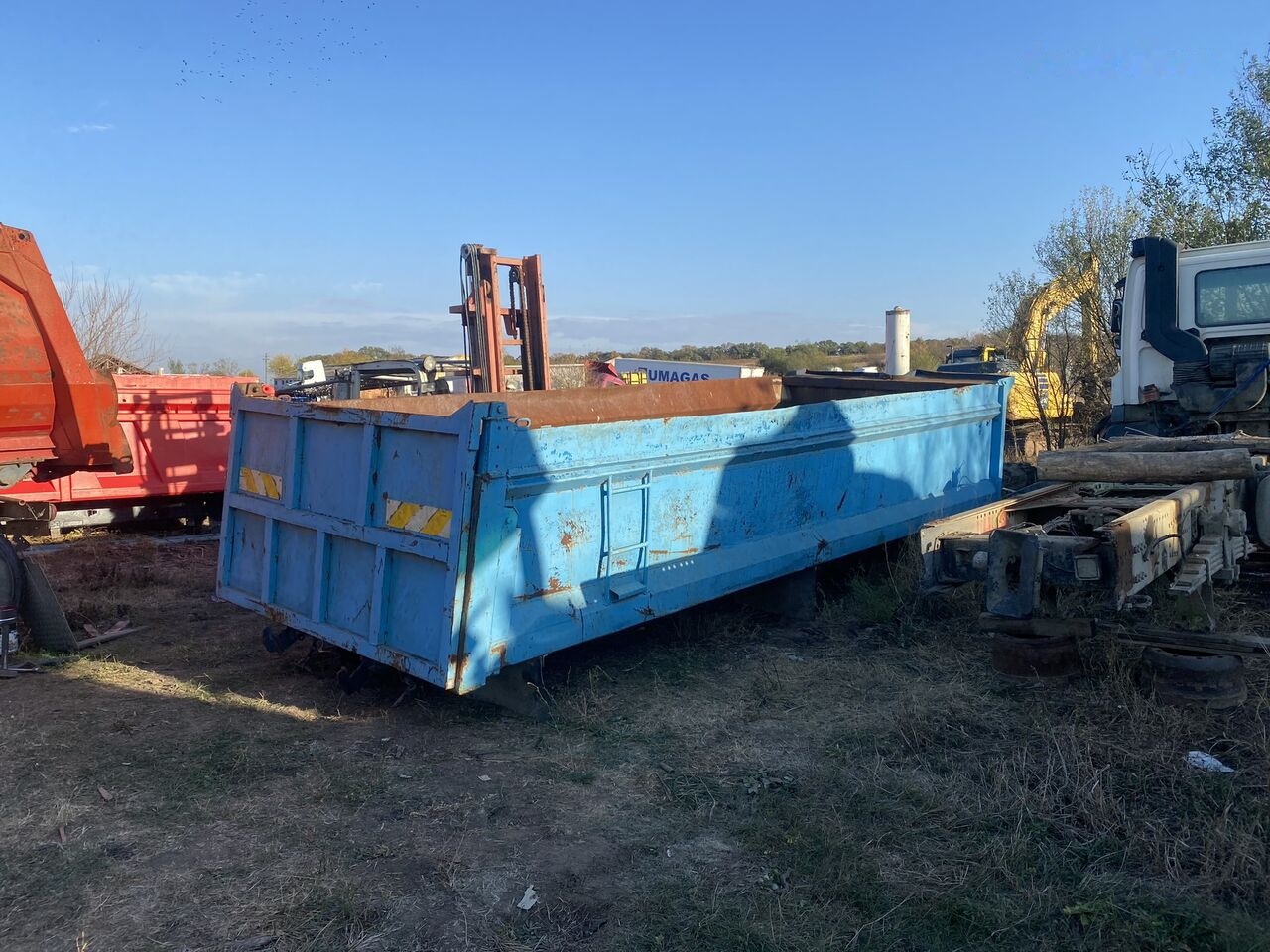 Hyva bena originala DAF 8x4 cu semisasiu si cilindru basculare - Billencs felépitmény: 2 kép. Hyva bena originala DAF 8x4 cu semisasiu si cilindru basculare - Billencs felépitmény: 2 kép.