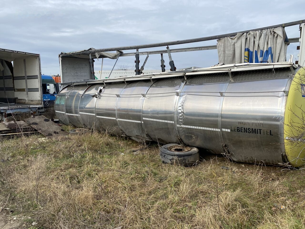 Magyar REZERVOR CISTERNA INOX ALIMENTAR in stare buna - Tartály konténer: 1 kép. Magyar REZERVOR CISTERNA INOX ALIMENTAR in stare buna - Tartály konténer: 1 kép.