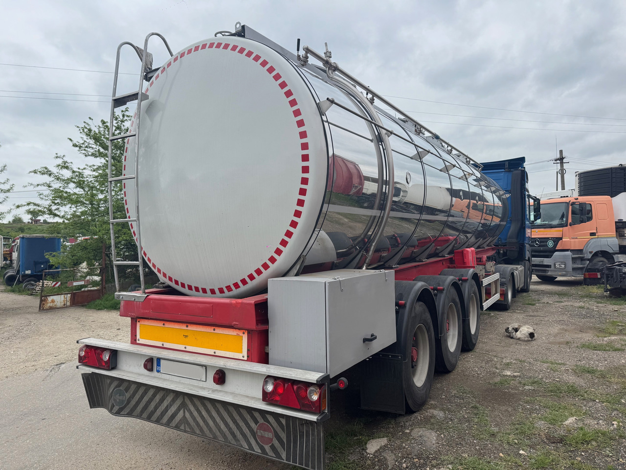 Menci Transport lichide ALIMENTARE - Tartályos félpótkocsi: 5 kép. Menci Transport lichide ALIMENTARE - Tartályos félpótkocsi: 5 kép.