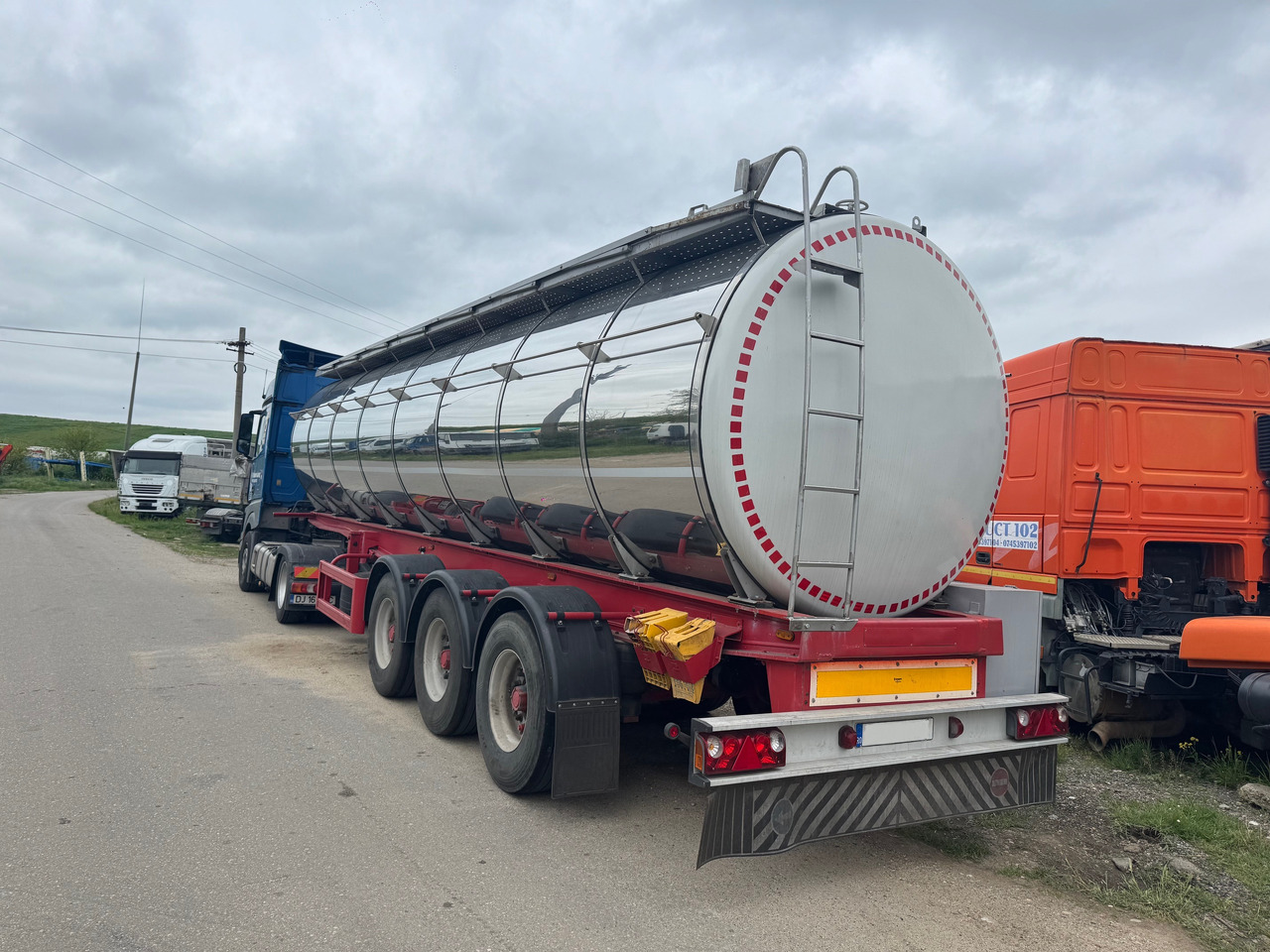 Menci Transport lichide ALIMENTARE - Tartályos félpótkocsi: 3 kép. Menci Transport lichide ALIMENTARE - Tartályos félpótkocsi: 3 kép.