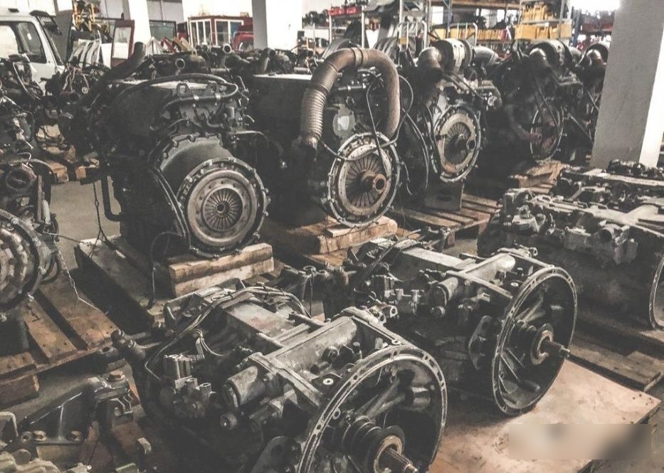 Mercedes-Benz AXOR - Motor - Teherautó: 3 kép. Mercedes-Benz AXOR - Motor - Teherautó: 3 kép.