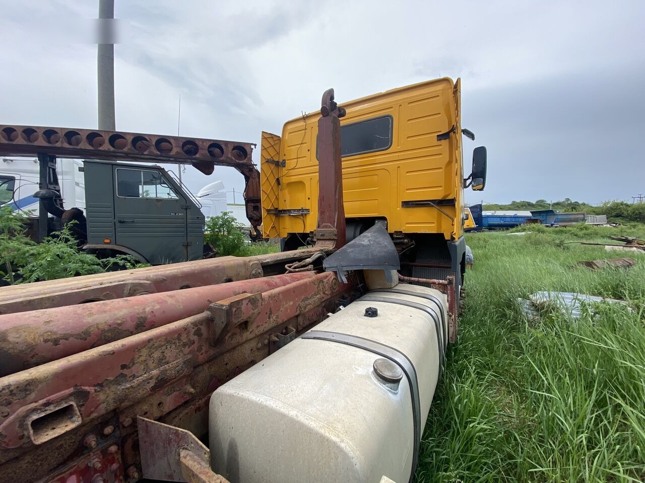 Volvo  - Horgos rakodó teherautó: 5 kép. Volvo  - Horgos rakodó teherautó: 5 kép.