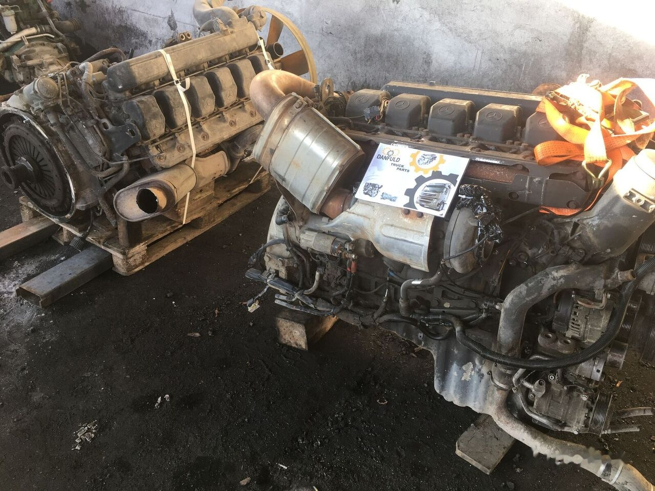 OM457LA Mercedes-Benz Axor truck - Motor - Teherautó: 2 kép. OM457LA Mercedes-Benz Axor truck - Motor - Teherautó: 2 kép.