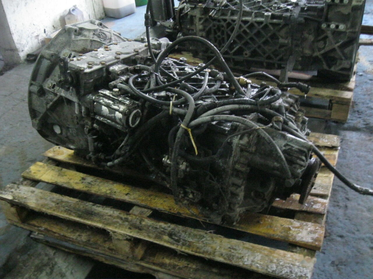 ZF 16S221 DAF XF 95 - Sebességváltó - Teherautó: 2 kép. ZF 16S221 DAF XF 95 - Sebességváltó - Teherautó: 2 kép.