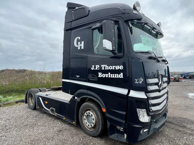 Mercedes-Benz Actros 1843 Special Interior. Air / Air suspension. Euro 6 - Nyergesvontató: 2 kép. Mercedes-Benz Actros 1843 Special Interior. Air / Air suspension. Euro 6 - Nyergesvontató: 2 kép.