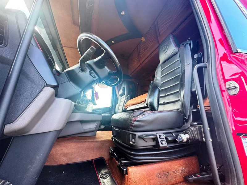Nyergesvontató Scania R650 V8 NGS Special Interior. Crane on looks . 6x4: 18 kép.