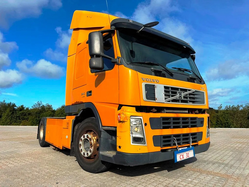 Volvo FM 340 tractor unit. - Nyergesvontató: 5 kép. Volvo FM 340 tractor unit. - Nyergesvontató: 5 kép.