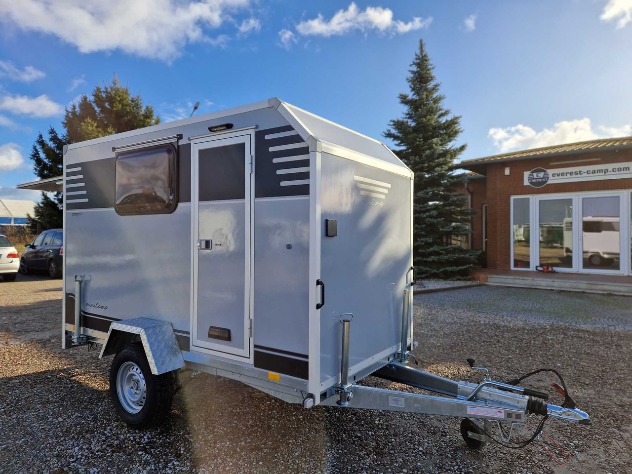 Minicamp Everest Lekki mały kemping camper DMC 600 do 1000kg NOWA - Lakókocsi: 1 kép. Minicamp Everest Lekki mały kemping camper DMC 600 do 1000kg NOWA - Lakókocsi: 1 kép.